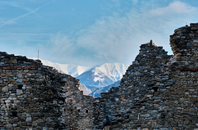 Les seigneurs s’en vont, les monts demeurent